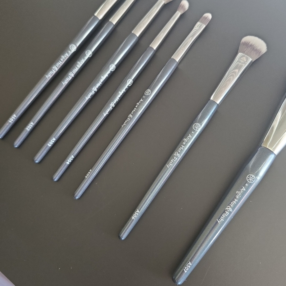Angie Makeup Beauty Brush Set - Black and Silver - Picture 2 of 5